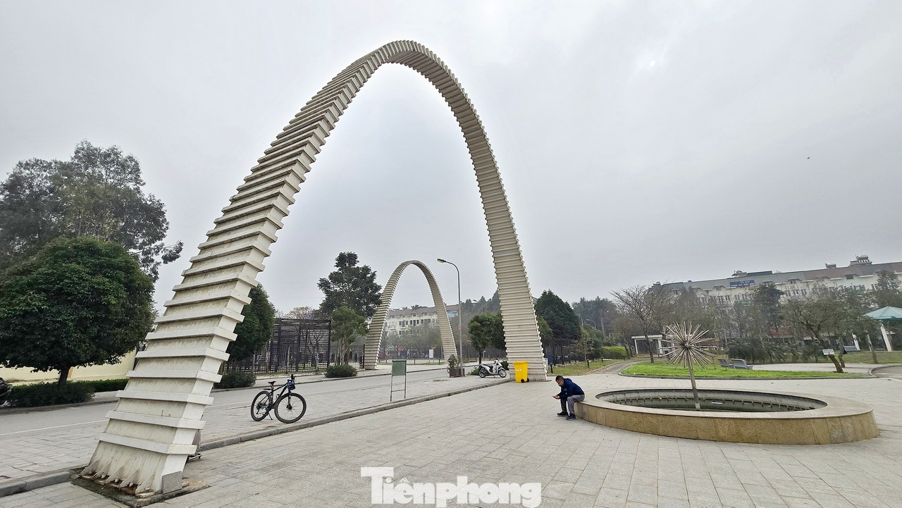 Sau khi tạm bàn giao cho chính quyền sau khoảng 5 năm khánh thành hoàn thiện, công viên âm nhạc Đô Nghĩa với biểu tượng cây đàn guitar ở quận Hà Đông mở cửa phục vụ người dân Thủ đô từ hai tháng nay.