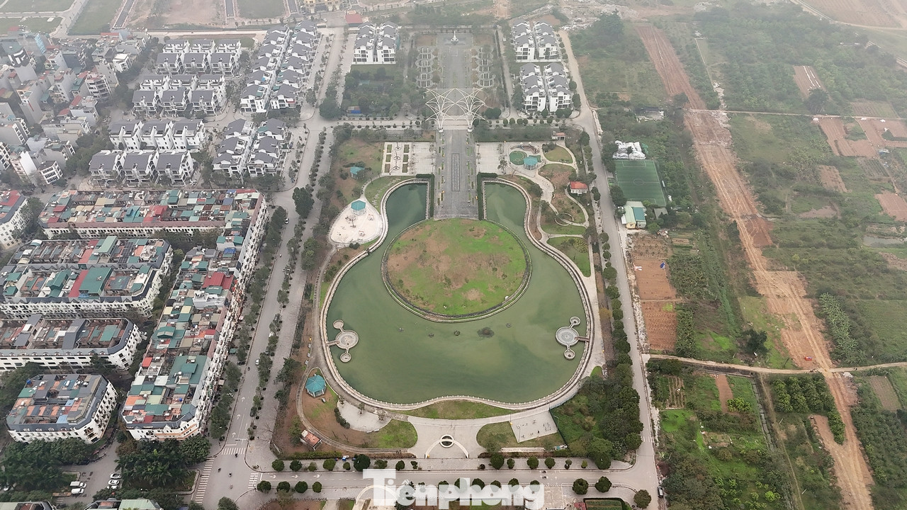 Công trình có tổng diện tích 5,94 ha, với hồ mang hình dáng cây đàn rộng 1,2 ha, tổng trị giá 200 tỷ đồng. Đây là một trong hai công viên lớn trong khu đô thị Dương Nội (một công viên còn lại là công viên Thiên văn học).