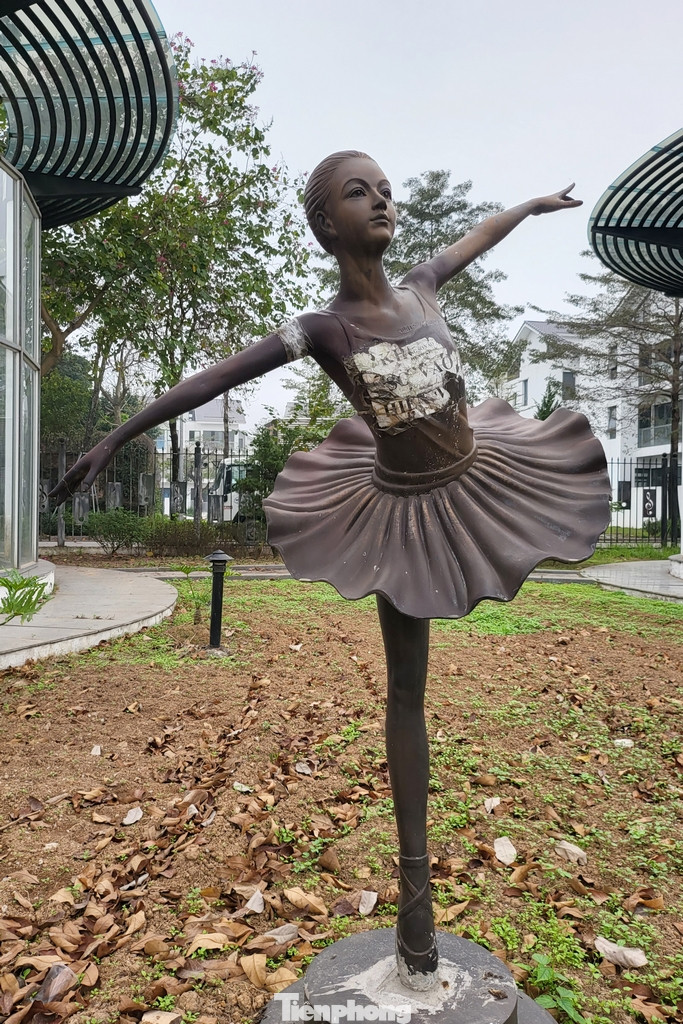 Tuy nhiên, những tượng này đã bị bong tróc, mất một số bộ phận hoặc được dán giấy "Cấm sờ vào hiện vật" ngay trên tượng. Nhiều hạng mục, trang thiết bị trong công viên đã bị xuống cấp, hoen gỉ.