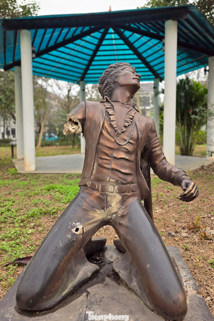 Tuy nhiên, những tượng này đã bị bong tróc, mất một số bộ phận hoặc được dán giấy "Cấm sờ vào hiện vật" ngay trên tượng. Nhiều hạng mục, trang thiết bị trong công viên đã bị xuống cấp, hoen gỉ.