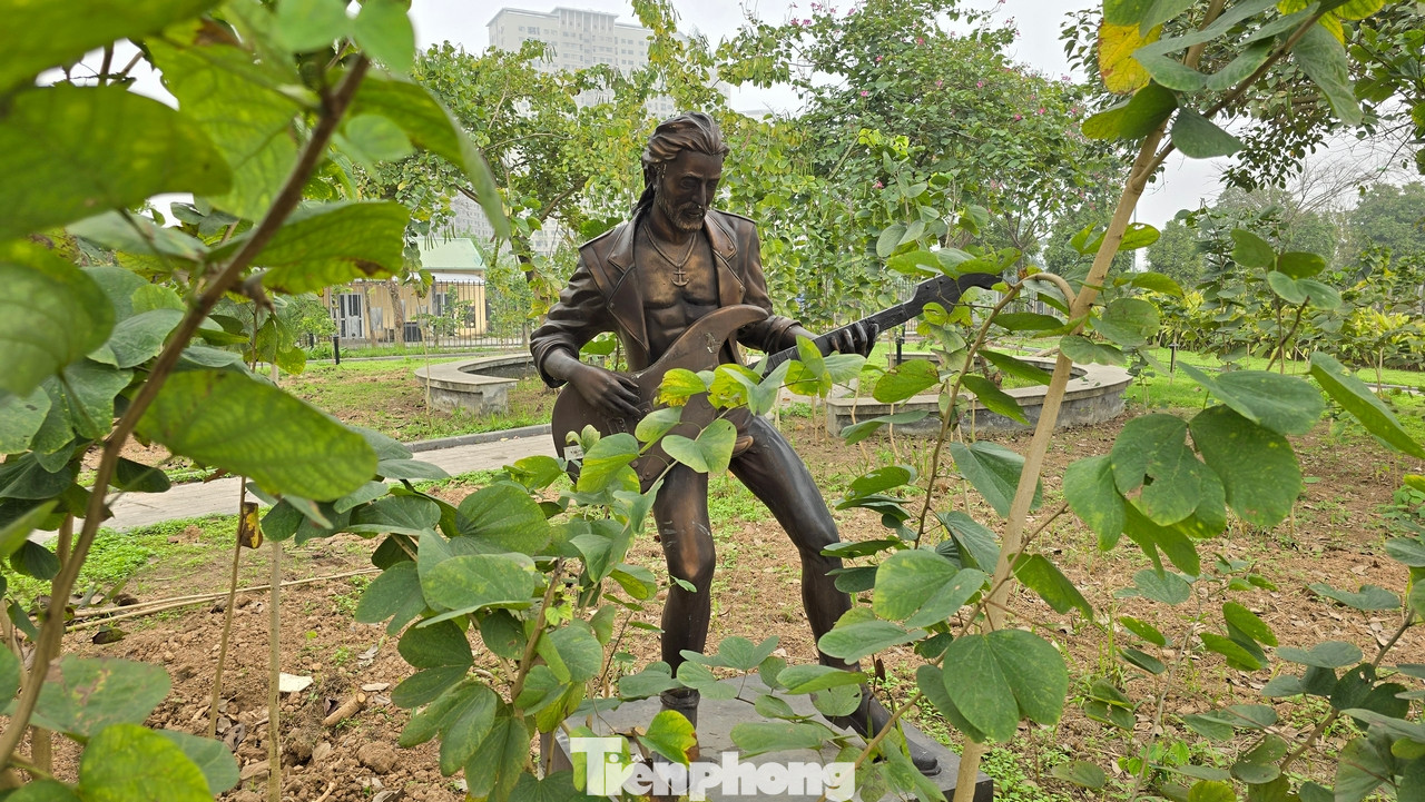 Một số bức tượng nghệ sĩ chơi đàn.