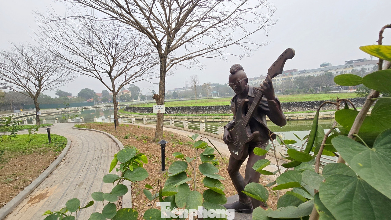 Một số bức tượng nghệ sĩ chơi đàn.