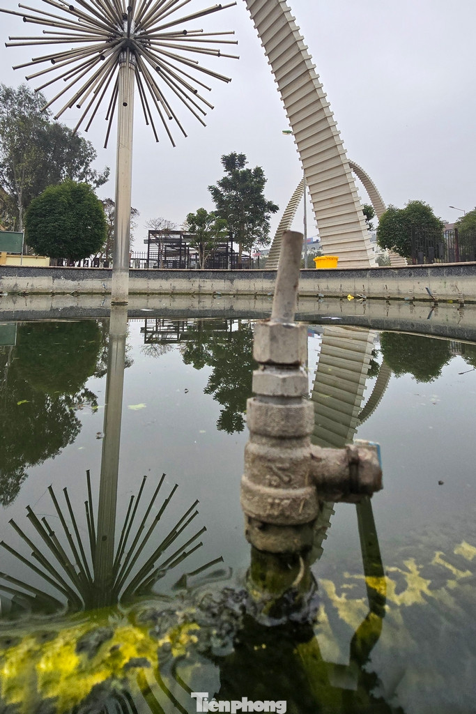 Tuy nhiên, những tượng này đã bị bong tróc, mất một số bộ phận hoặc được dán giấy "Cấm sờ vào hiện vật" ngay trên tượng. Nhiều hạng mục, trang thiết bị trong công viên đã bị xuống cấp, hoen gỉ.