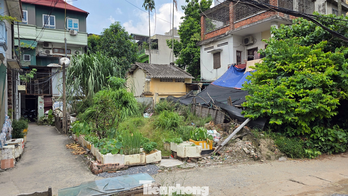 Theo ghi nhận của PV Báo Tiền Phong vào sáng 13/7, một số khu vực được giải phóng mặt bằng nay đã biến thành những nơi tập kết phế liệu xây dựng, rác thải cồng kềnh... ảnh hưởng đến cuộc sống của người dân sống trong khu vực quanh dự án.