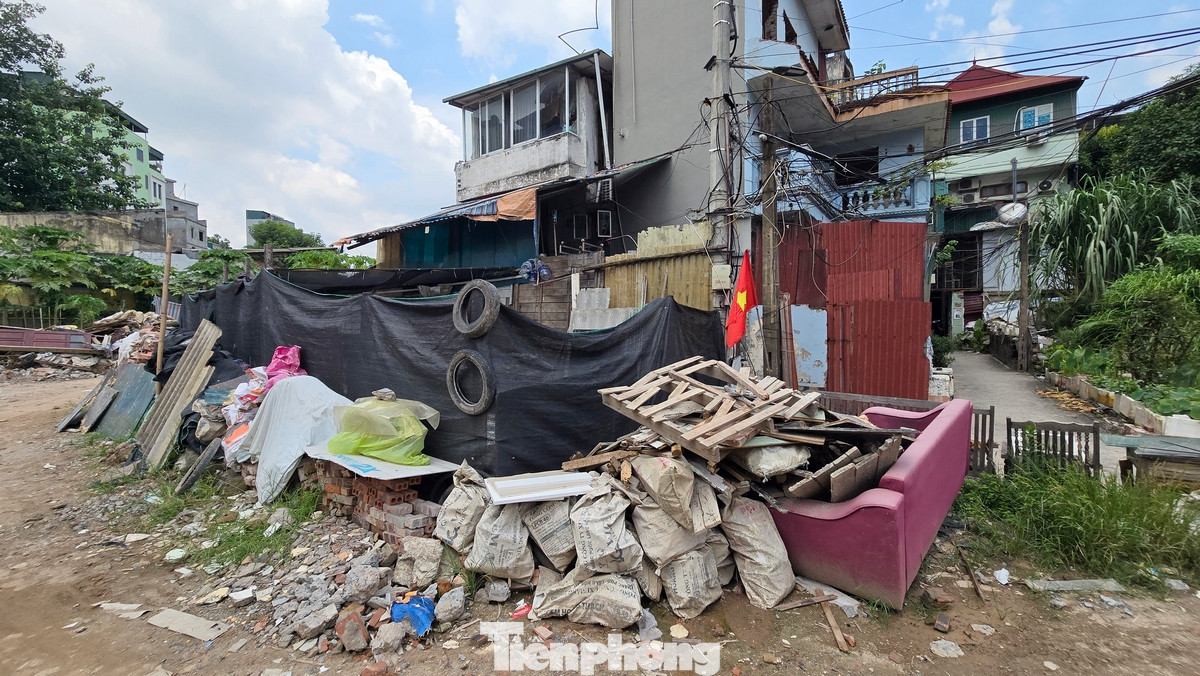 Theo ghi nhận của PV Báo Tiền Phong vào sáng 13/7, một số khu vực được giải phóng mặt bằng nay đã biến thành những nơi tập kết phế liệu xây dựng, rác thải cồng kềnh... ảnh hưởng đến cuộc sống của người dân sống trong khu vực quanh dự án.