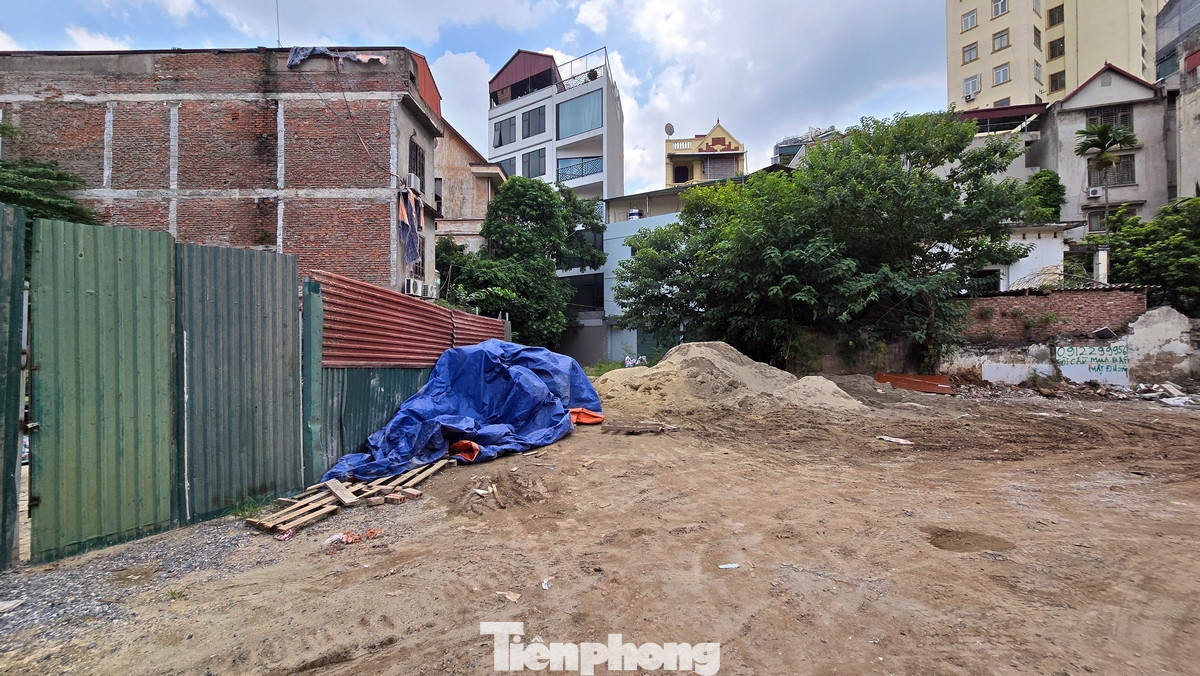 Theo ghi nhận của PV Báo Tiền Phong vào sáng 13/7, một số khu vực được giải phóng mặt bằng nay đã biến thành những nơi tập kết phế liệu xây dựng, rác thải cồng kềnh... ảnh hưởng đến cuộc sống của người dân sống trong khu vực quanh dự án.