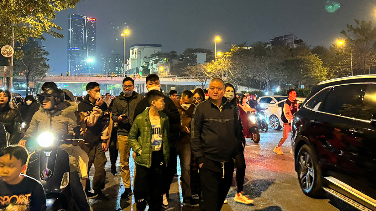 Nhiều người chọn cách gửi xe từ xa và đi bộ đến khu vực xem biểu diễn.