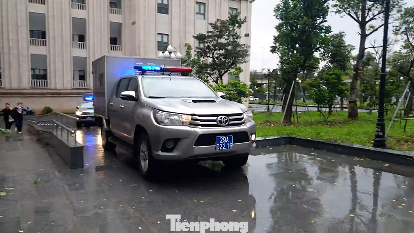 7 giờ 20 sáng nay (19/3), xe chở các bị cáo đến TAND thành phố Hà Nội trên đường Nguyễn Xiển (Hoàng Mai, Hà Nội).