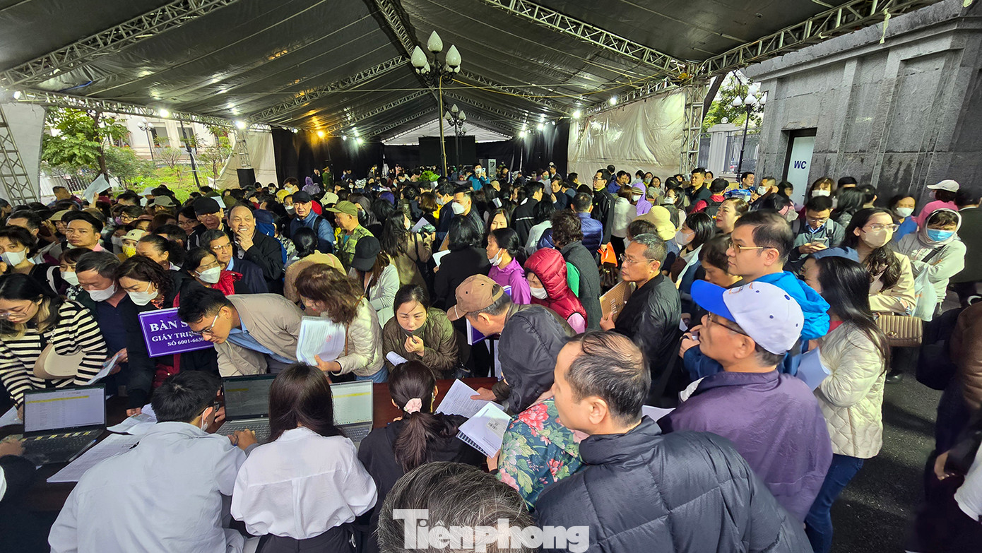 Hàng nghìn người chen chân làm thủ tục dự phiên tòa vào đầu giờ sáng nay trong cảnh mưa rét.