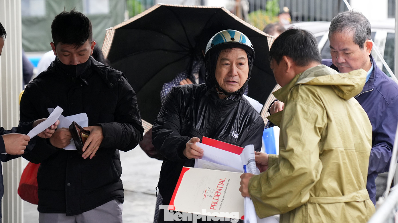 Trước phiên xử diễn ra, hơn 1.200 nhà đầu tư đã có đơn xin giảm nhẹ hình phạt cho ông Đỗ Anh Dũng và nhóm đồng phạm với lý do toàn bộ các bị cáo đã khác phục 100% hậu quả.