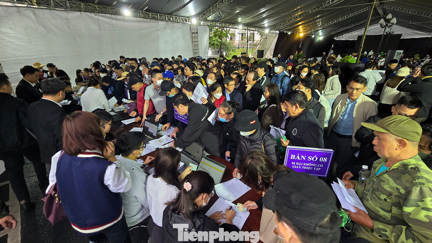 Hàng nghìn người chen chân làm thủ tục dự phiên tòa vào đầu giờ sáng nay trong cảnh mưa rét.