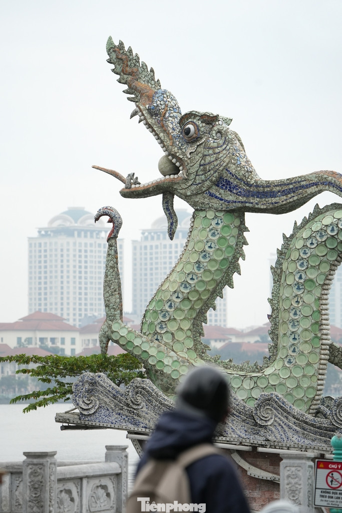 Từ xưa, hình tượng con rồng đã trở nên vô cùng quen thuộc và phổ biến trong kiến trúc và mỹ thuật của người Việt. Theo một số nhà nghiên cứu, con rồng bắt đầu xuất hiện từ thời Lý với truyền thuyết dời đô của Lý Công Uẩn. Con rồng thời Lý có mối quan hệ chặt chẽ với Phật giáo, gắn liền với các hình tượng như đức Phật, hoa sen, lá đề, chùa chiền…