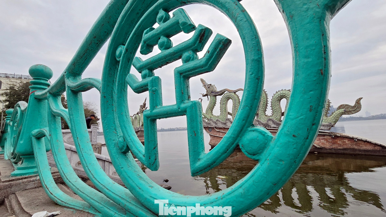 Đến năm 2012, cặp rồng đá ốp gốm sứ này chính thức được di dời đến lắp đặt tại Hồ Tây (đầu đường Nguyễn Hoàng Tôn, quận Tây Hồ).