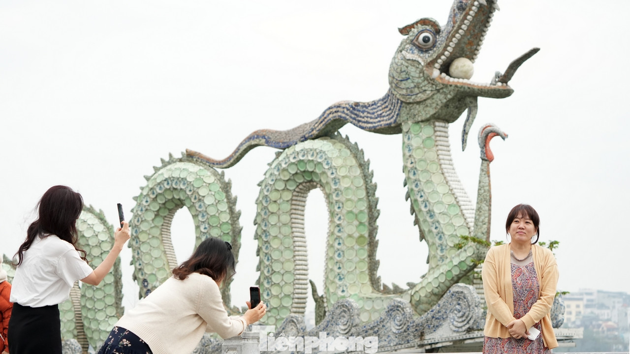 Khách du lịch trong nước cũng như quốc tế thích thú check-in bên biểu tượng đôi rồng thời Lý được dựng lên bên Hồ Tây.