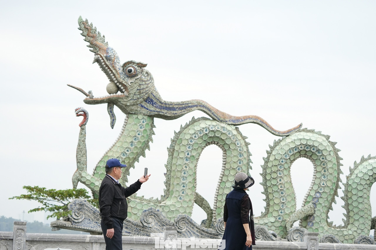 Khách du lịch trong nước cũng như quốc tế thích thú check-in bên biểu tượng đôi rồng thời Lý được dựng lên bên Hồ Tây.