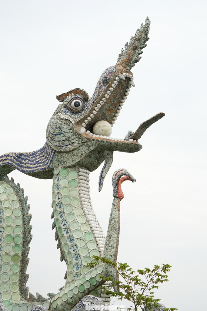 Phần phía ngoài thân rồng được trang trí bằng nhiều mảnh gốm sứ, ấm chén, chai lọ. Được biết các vật liệu này được nung ở nhiệt độ 1.300 độ C.