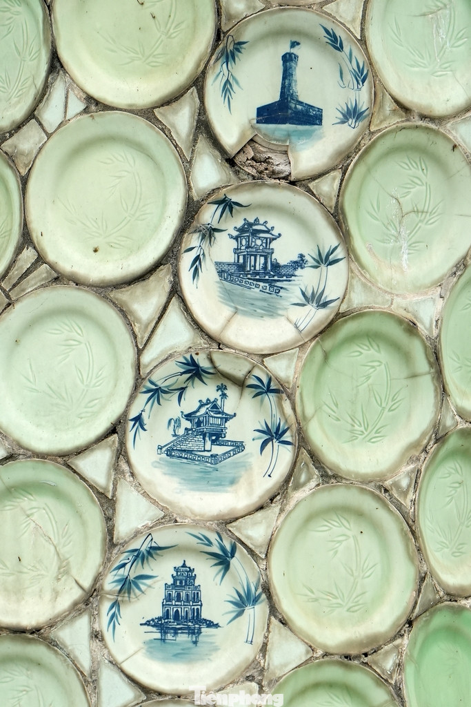 Một số hình ảnh đặc trưng của Thăng Long - Hà Nội như Cột cờ Hà Nội, Tháp Rùa, Chùa Một Cột, Khuê Văn Các được trang trí dọc theo thân rồng.