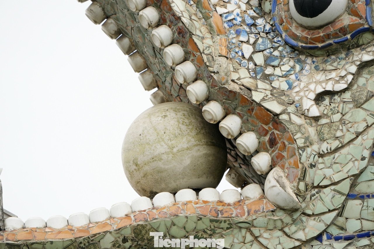 Trong đó, phần thân của đôi rồng được chế tác từ 6.000 chiếc đĩa và 4.000 chiếc cốc. Miệng mỗi con rồng đều ngậm viên ngọc lớn. Đây là loại đá quý giá, nặng tới 57 kg/viên.