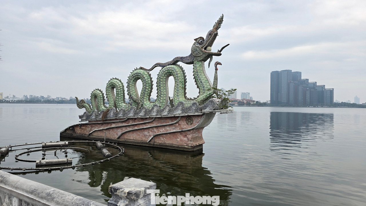 Mỗi con rồng cao 8.5 m và dài 15.6 m, được gia công bằng lớp bê tông dày và khung thép chắc chắn với tổng khối lượng lên tới 60 tấn.