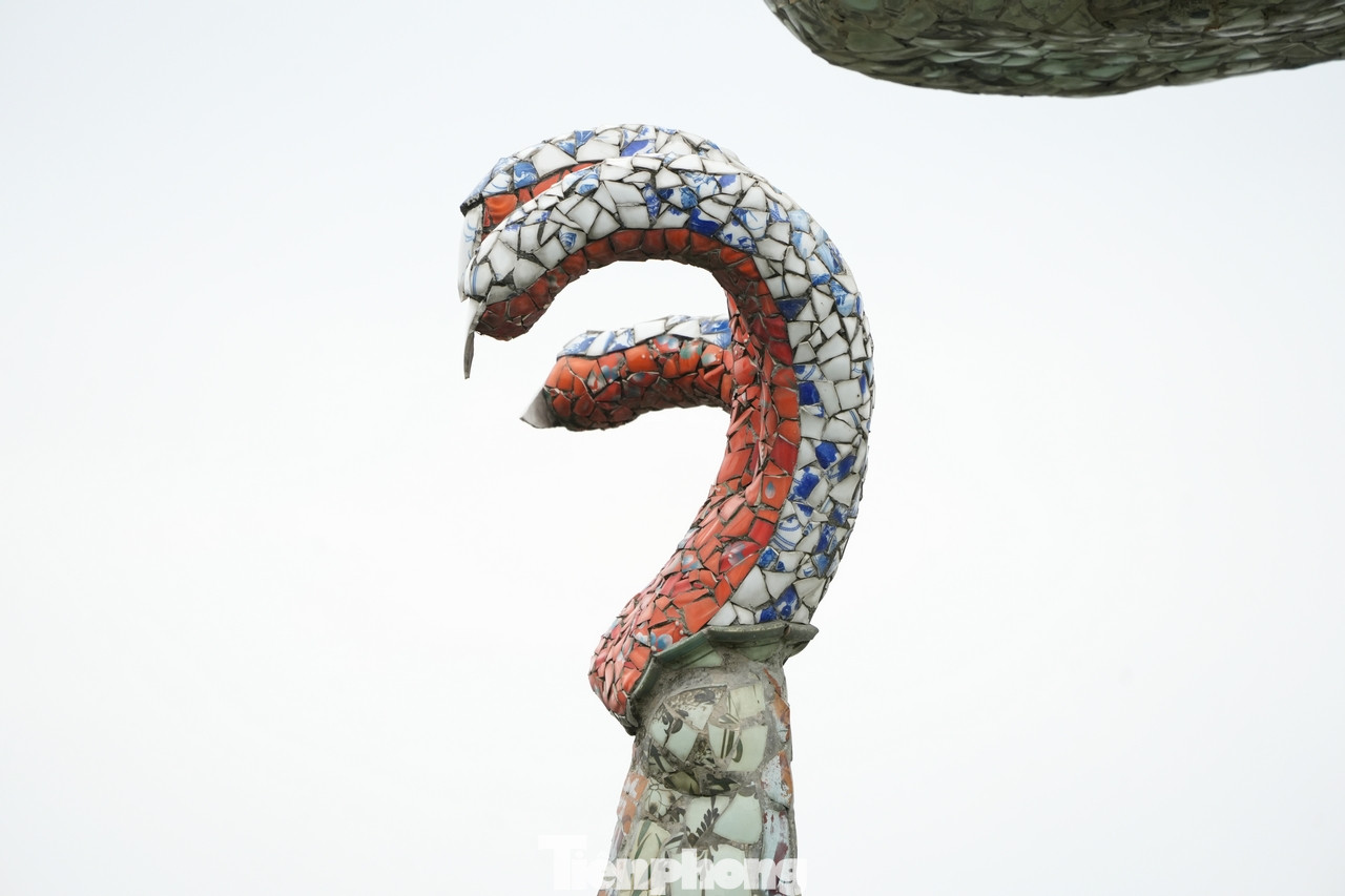 Trong đó, phần thân của đôi rồng được chế tác từ 6.000 chiếc đĩa và 4.000 chiếc cốc. Miệng mỗi con rồng đều ngậm viên ngọc lớn. Đây là loại đá quý giá, nặng tới 57 kg/viên.