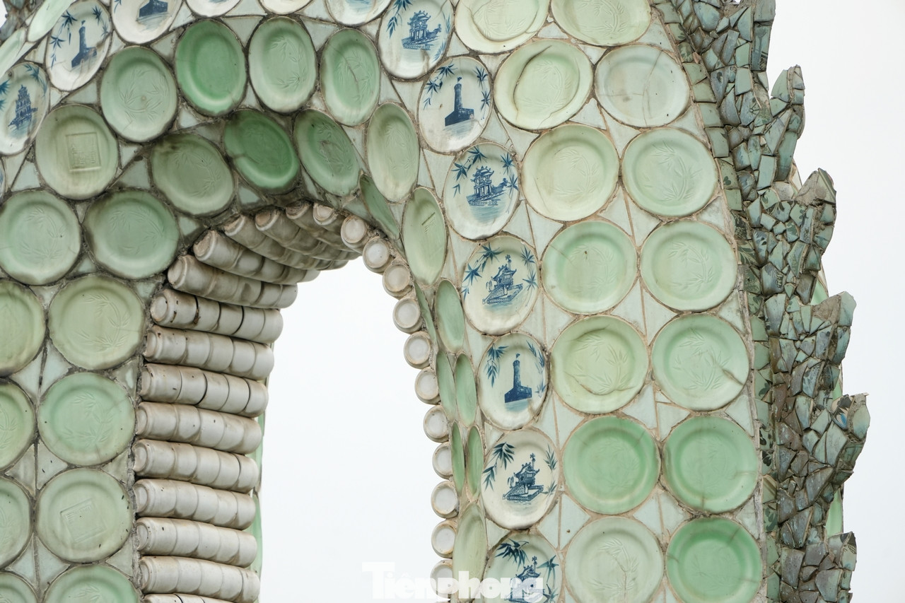 Trong đó, phần thân của đôi rồng được chế tác từ 6.000 chiếc đĩa và 4.000 chiếc cốc. Miệng mỗi con rồng đều ngậm viên ngọc lớn. Đây là loại đá quý giá, nặng tới 57 kg/viên.