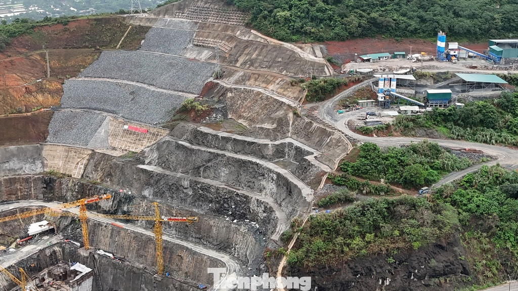 Nhà máy chính thuộc phường Phương Lâm, cửa lấy nước và kênh dẫn vào thuộc các phường Thái Bình, Phương Lâm, Thái Thịnh (TP Hòa Bình, tỉnh Hòa Bình).