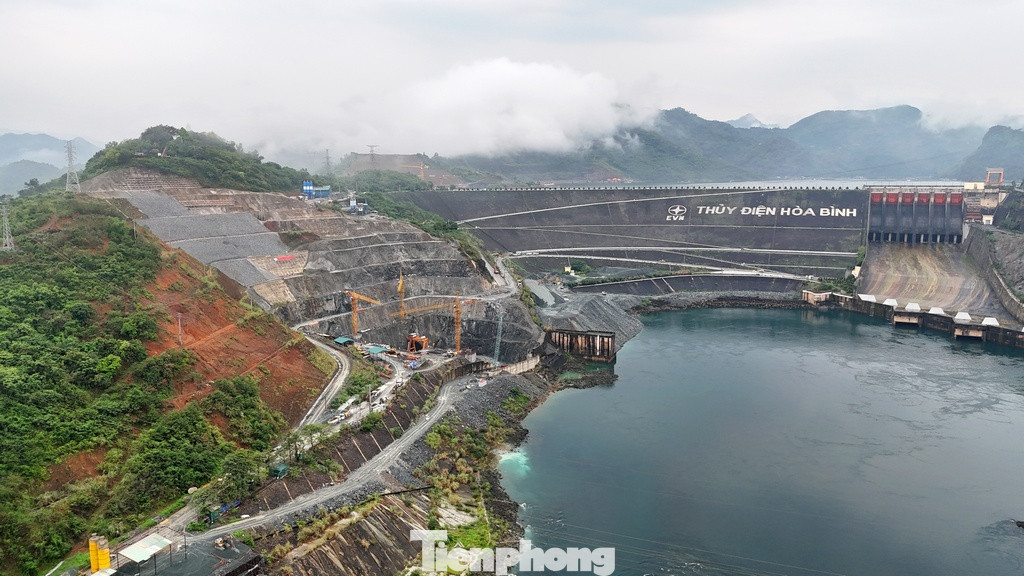 Nhà máy thủy điện Hòa Bình được khởi công xây dựng năm 1979, hoàn thành năm 1994. Công trình do Liên Xô thiết kế và cung cấp thiết bị cho Việt Nam.