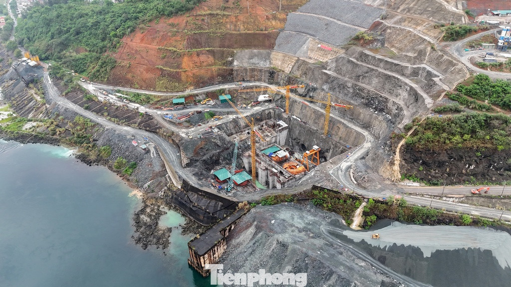 Các mũi thi công đang tập trung đào hố móng các hạng mục nhà máy và kênh xả, cửa lấy nước và kênh dẫn vào cũng đang được đào, gia cố tạm hầm phụ, hầm tiêu nước mở rộng và các hạng mục phụ trợ...