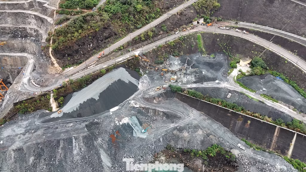 Sau hơn 10 năm nghiên cứu dự án, cuối tháng 1/2021, dự án Nhà máy thủy điện Hòa Bình mở rộng chính thức được Tập đoàn Điện lực Việt Nam khởi công xây dựng, nằm bên bờ phải tuyến đập Thủy điện Hòa Bình hiện tại.