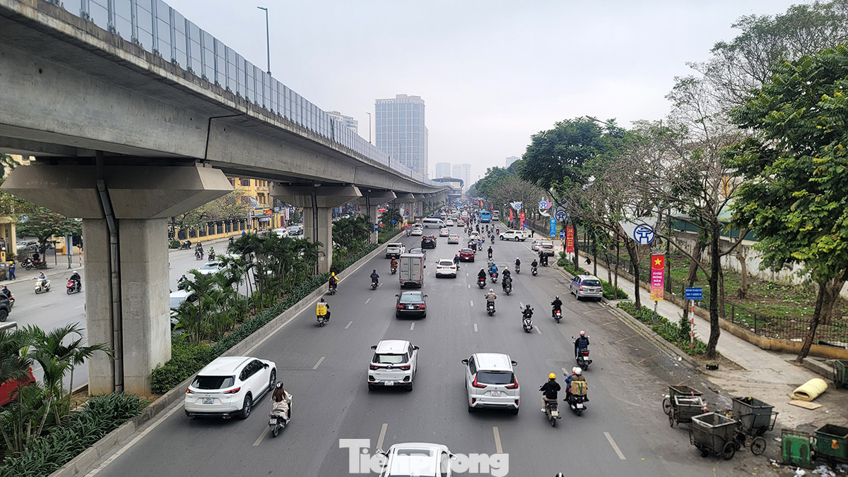 Toàn cảnh giao thông "dễ thở" tại một trong những khu vực đông đúc nhất Hà Nội những ngày cận Tết Nguyên đán. Toàn cảnh giao thông "dễ thở" tại một trong những khu vực đông đúc nhất Hà Nội những ngày cận Tết Nguyên đán.