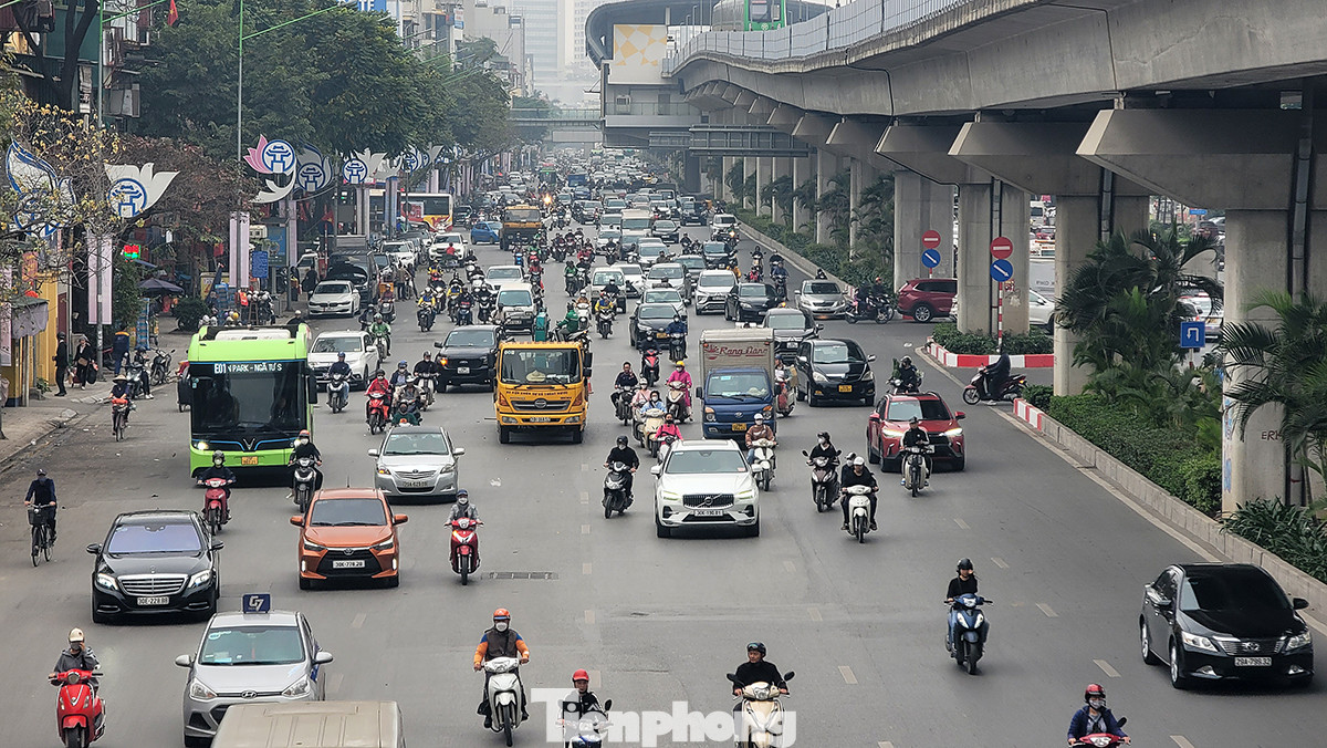 Toàn cảnh giao thông "dễ thở" tại một trong những khu vực đông đúc nhất Hà Nội những ngày cận Tết Nguyên đán. Toàn cảnh giao thông "dễ thở" tại một trong những khu vực đông đúc nhất Hà Nội những ngày cận Tết Nguyên đán.