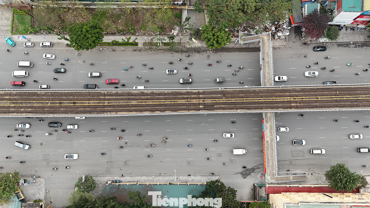 Toàn cảnh giao thông "dễ thở" tại một trong những khu vực đông đúc nhất Hà Nội những ngày cận Tết Nguyên đán. Toàn cảnh giao thông "dễ thở" tại một trong những khu vực đông đúc nhất Hà Nội những ngày cận Tết Nguyên đán.