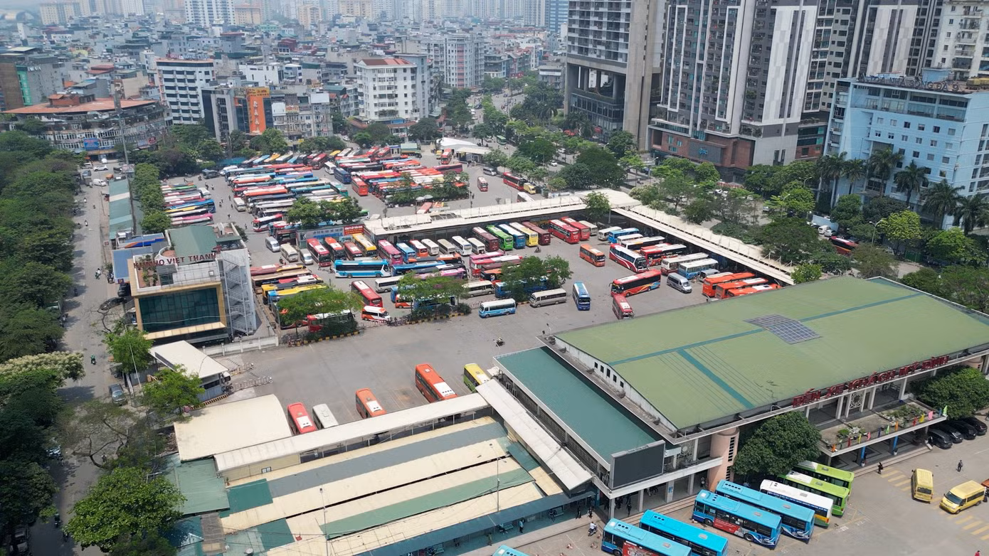 Hình ảnh bến xe Mỹ Đình nhìn từ trên cao vào thời điểm khoảng 17 giờ ngày hôm nay (26/4).