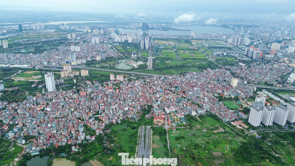 Đường Tây Thăng Long gồm 5 đoạn. Đoạn 1 dài 2,1 km từ đường Võ Chí Công đến Phạm Văn Đồng xuyên qua Khu đô thị Tây Hồ Tây. Đoạn 2 dài 3,2 km từ Phạm Văn Đồng đến đường Văn Tiến Dũng.