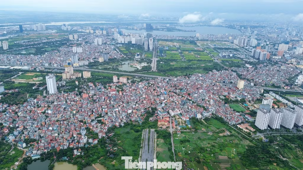 Đường Tây Thăng Long gồm 5 đoạn. Đoạn 1 dài 2,1 km từ đường Võ Chí Công đến Phạm Văn Đồng xuyên qua Khu đô thị Tây Hồ Tây. Đoạn 2 dài 3,2 km từ Phạm Văn Đồng đến đường Văn Tiến Dũng.
