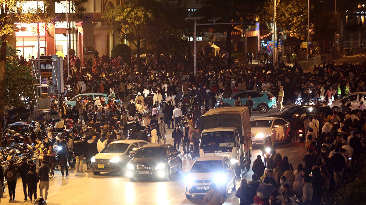 “Lễ hội ánh sáng nghệ thuật Hà Nội - Rực rỡ Thăng Long” sẽ chính thức được diễn ra vào lúc 23h30’ ngày 09/02/2024 (tức đêm giao thừa 30/12 Tết Giáp Thìn) tại khu vực ngã ba Văn Cao, quận Tây Hồ, Hà Nội. Toàn bộ cung đường Nguyễn Đình Thi – Trích Sài là nơi khán giả thưởng thức màn trình diễn ánh sáng. Ngay sau đó, từ 0h00’ - 0h15’ ngày 10/02/2024 (tức rạng sáng mùng 01/01 Tết Giáp Thìn), quận Tây Hồ cũng sẽ triển khai bắn pháo hoa tầm cao đón chào năm mới.