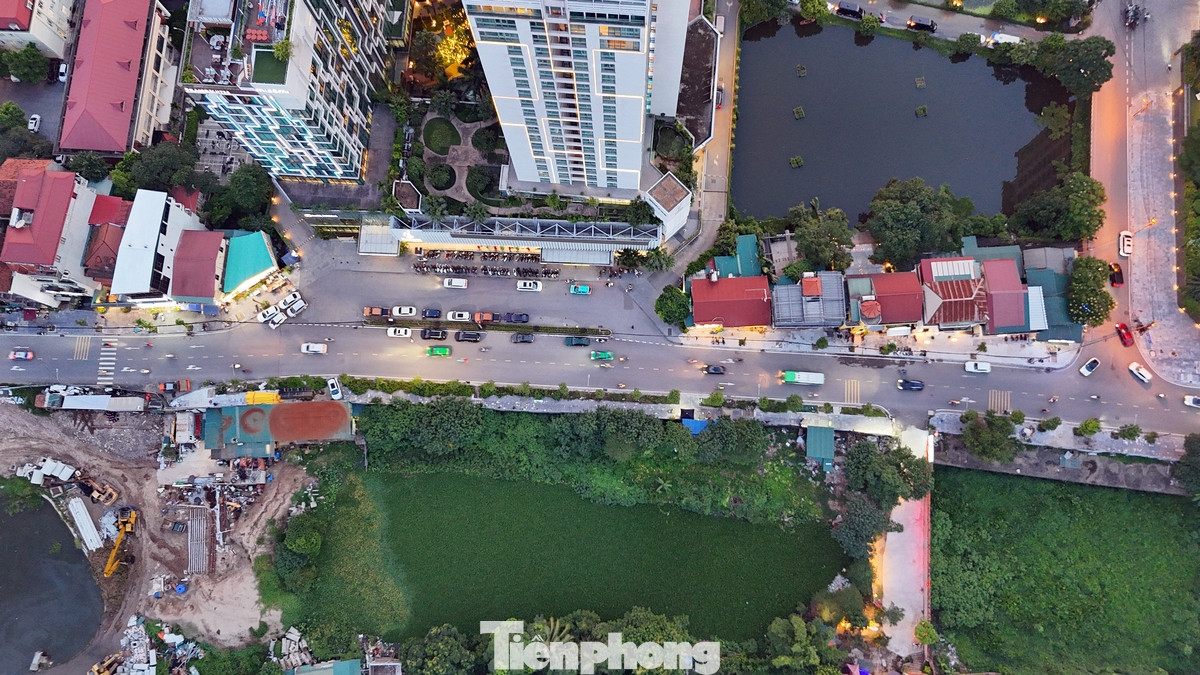 Hai bên đường Xuân Diệu có rất nhiều hồ nước tạo cảnh quan và điều hòa cho cả một khu vực dân cư rộng lớn.