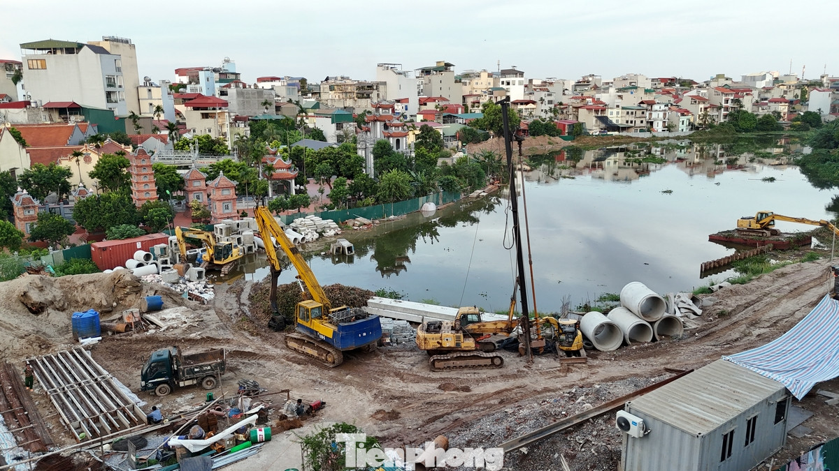 Khu vực xung quanh hồ Tứ Liên cũng đang được cải tạo cảnh quan đồng bộ với hệ thống giao thông mới như đường Âu Cơ và đường Xuân Diệu mở rộng.
