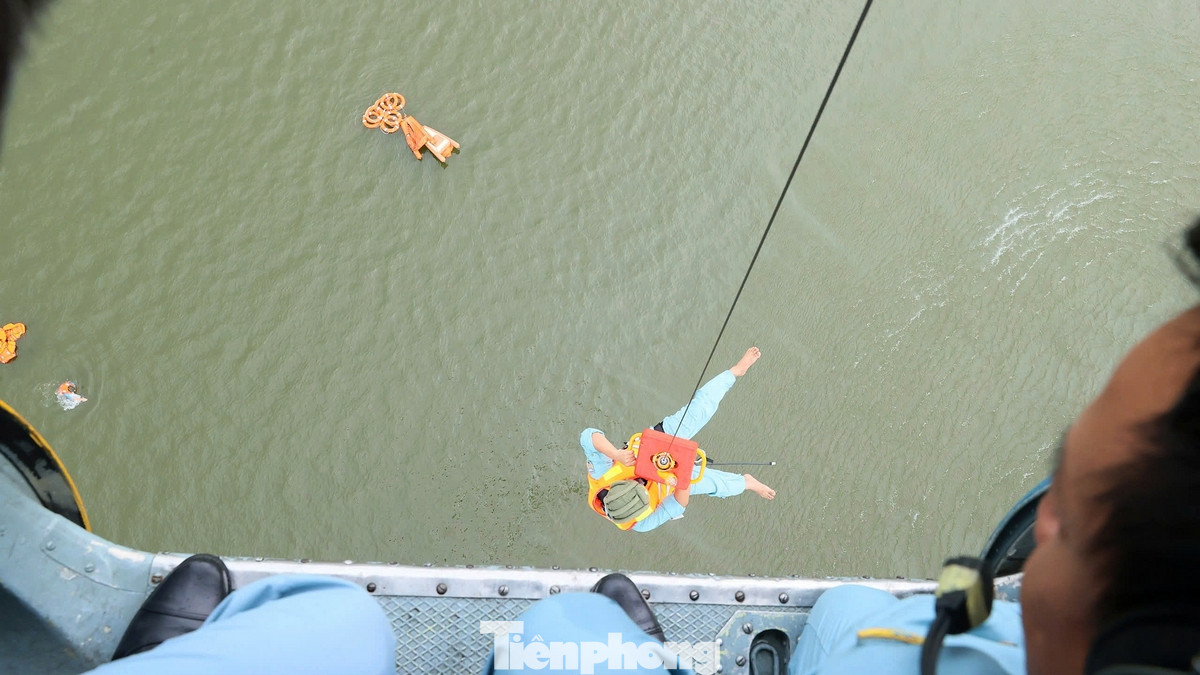 Ở nội dung thi tìm kiếm, cứu hộ - cứu nạn, trực thăng phải tiếp cận được vị trí của người bị nạn, quan trọng nhất là kỹ thuật bay treo, nhằm cố định trong không trung ở độ cao nhất định. Các phi công đã phải luyện tập kỹ thuật này trên mọi địa hình. Ở nội dung thi tìm kiếm, cứu hộ - cứu nạn, trực thăng phải tiếp cận được vị trí của người bị nạn, quan trọng nhất là kỹ thuật bay treo, nhằm cố định trong không trung ở độ cao nhất định. Các phi công đã phải luyện tập kỹ thuật này trên mọi địa hình.