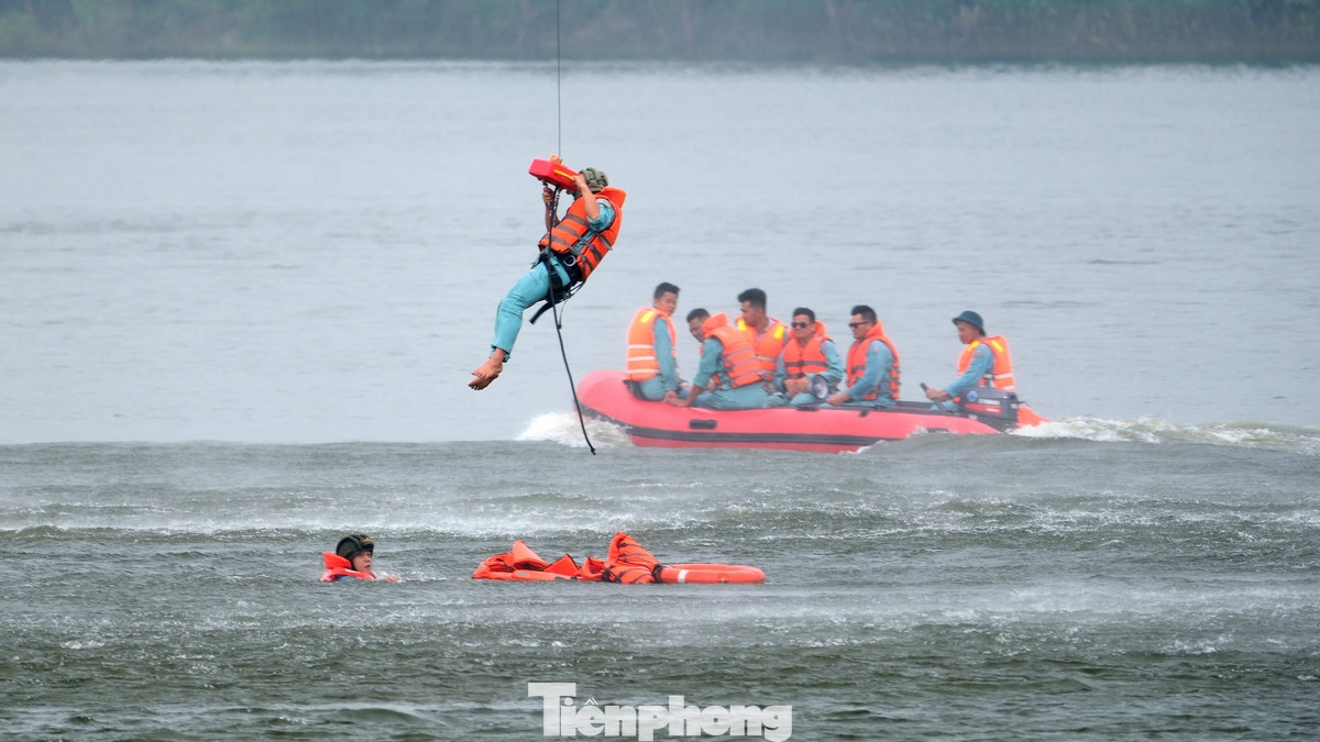 Ở nội dung thi tìm kiếm, cứu hộ - cứu nạn, trực thăng phải tiếp cận được vị trí của người bị nạn, quan trọng nhất là kỹ thuật bay treo, nhằm cố định trong không trung ở độ cao nhất định. Các phi công đã phải luyện tập kỹ thuật này trên mọi địa hình. Ở nội dung thi tìm kiếm, cứu hộ - cứu nạn, trực thăng phải tiếp cận được vị trí của người bị nạn, quan trọng nhất là kỹ thuật bay treo, nhằm cố định trong không trung ở độ cao nhất định. Các phi công đã phải luyện tập kỹ thuật này trên mọi địa hình.