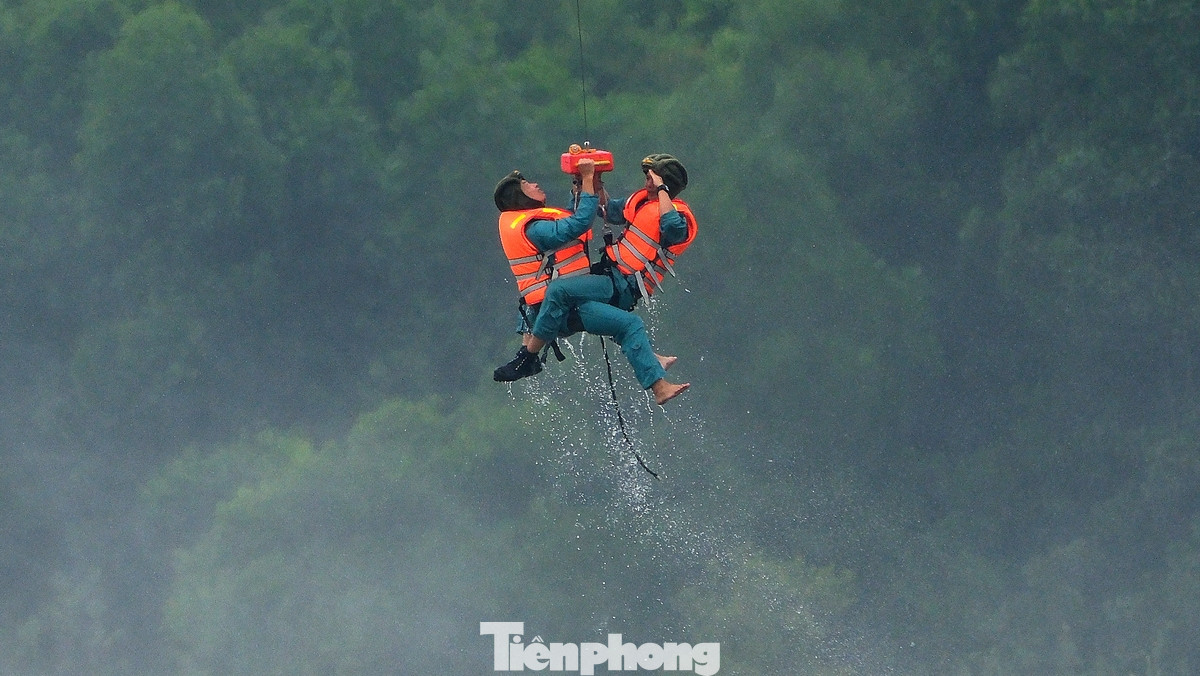 Máy bay trang bị tời với sức kéo 300kg, trong tình huống đưa người xuống để cứu người bị nạn, tời sẽ kéo cùng lúc hai người lên. Máy bay trang bị tời với sức kéo 300kg, trong tình huống đưa người xuống để cứu người bị nạn, tời sẽ kéo cùng lúc hai người lên.