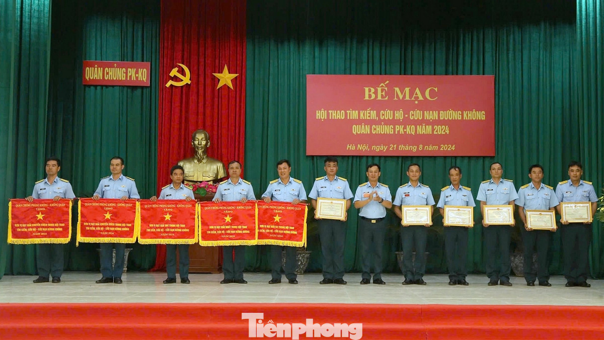 Kết thúc hội thao, Quân chủng PK-KQ tặng cờ “Đơn vị đạt giải Nhất” cho Sư đoàn 371; cờ “Đơn vị đạt giải Nhì” cho Sư đoàn 372; cờ “Đơn vị đạt giải Ba” cho Sư đoàn 370; cờ “Đơn vị đạt giải Khuyến khích” cho Trung tâm Quốc gia Huấn luyện tìm kiếm, cứu nạn đường không và Trường Sĩ quan Không quân. Đồng thời, trao thưởng cho các tập thể, các nhân có thành tích tốt trong các nội dung thi và thao diễn. Kết thúc hội thao, Quân chủng PK-KQ tặng cờ “Đơn vị đạt giải Nhất” cho Sư đoàn 371; cờ “Đơn vị đạt giải Nhì” cho Sư đoàn 372; cờ “Đơn vị đạt giải Ba” cho Sư đoàn 370; cờ “Đơn vị đạt giải Khuyến khích” cho Trung tâm Quốc gia Huấn luyện tìm kiếm, cứu nạn đường không và Trường Sĩ quan Không quân. Đồng thời, trao thưởng cho các tập thể, các nhân có thành tích tốt trong các nội dung thi và thao diễn.
