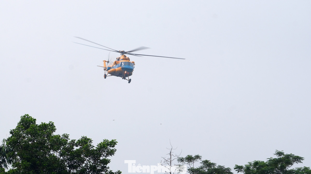 Các lực lượng phối hợp cứu nạn bằng trực thăng cùng các trang thiết bị cơ động và hiện đại. Các lực lượng phối hợp cứu nạn bằng trực thăng cùng các trang thiết bị cơ động và hiện đại.