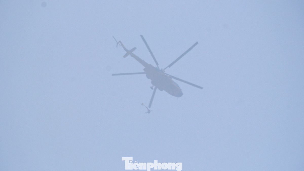 Các tổ bay tìm kiếm, cứu nạn và đội tìm kiếm, cứu nạn thực hiện nội dung cẩu cứu người bị nạn đúng theo tình huống, sát điều kiện thực tế, bảo đảm an toàn tuyệt đối về người, phương tiện và trang bị, nhiều tập thể cá nhân có thành tích tốt. Các tổ bay tìm kiếm, cứu nạn và đội tìm kiếm, cứu nạn thực hiện nội dung cẩu cứu người bị nạn đúng theo tình huống, sát điều kiện thực tế, bảo đảm an toàn tuyệt đối về người, phương tiện và trang bị, nhiều tập thể cá nhân có thành tích tốt.