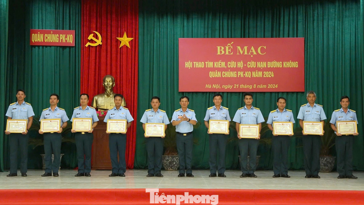 Kết thúc hội thao, Quân chủng PK-KQ tặng cờ “Đơn vị đạt giải Nhất” cho Sư đoàn 371; cờ “Đơn vị đạt giải Nhì” cho Sư đoàn 372; cờ “Đơn vị đạt giải Ba” cho Sư đoàn 370; cờ “Đơn vị đạt giải Khuyến khích” cho Trung tâm Quốc gia Huấn luyện tìm kiếm, cứu nạn đường không và Trường Sĩ quan Không quân. Đồng thời, trao thưởng cho các tập thể, các nhân có thành tích tốt trong các nội dung thi và thao diễn. Kết thúc hội thao, Quân chủng PK-KQ tặng cờ “Đơn vị đạt giải Nhất” cho Sư đoàn 371; cờ “Đơn vị đạt giải Nhì” cho Sư đoàn 372; cờ “Đơn vị đạt giải Ba” cho Sư đoàn 370; cờ “Đơn vị đạt giải Khuyến khích” cho Trung tâm Quốc gia Huấn luyện tìm kiếm, cứu nạn đường không và Trường Sĩ quan Không quân. Đồng thời, trao thưởng cho các tập thể, các nhân có thành tích tốt trong các nội dung thi và thao diễn.