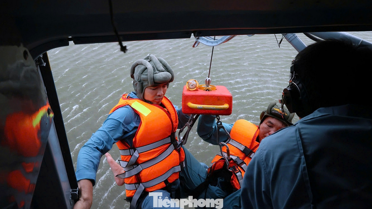 Ở nội dung thi tìm kiếm, cứu hộ - cứu nạn, trực thăng phải tiếp cận được vị trí của người bị nạn, quan trọng nhất là kỹ thuật bay treo, nhằm cố định trong không trung ở độ cao nhất định. Các phi công đã phải luyện tập kỹ thuật này trên mọi địa hình. Ở nội dung thi tìm kiếm, cứu hộ - cứu nạn, trực thăng phải tiếp cận được vị trí của người bị nạn, quan trọng nhất là kỹ thuật bay treo, nhằm cố định trong không trung ở độ cao nhất định. Các phi công đã phải luyện tập kỹ thuật này trên mọi địa hình.