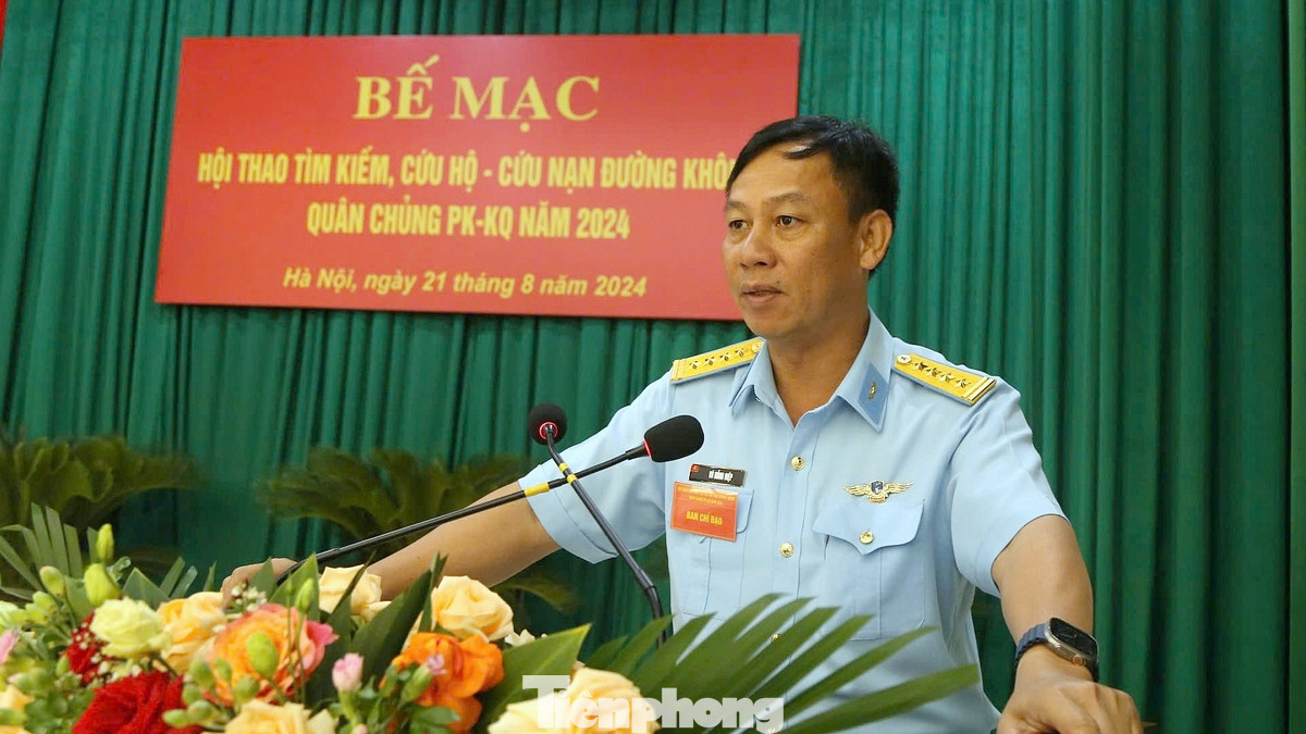 Chủ trì bế mạc, Đại tá Vũ Hồng Điệp - Phó Tham mưu trưởng Quân chủng PK-KQ, biểu dương tinh thần trách nhiệm của các đội tham gia hội thao và chúc mừng những thành tích của các tập thể, cá nhân đã đạt được. Đại tá Vũ Hồng Điệp yêu cầu các cơ quan, đơn vị tiếp tục đẩy mạnh công tác tuyên truyền về nhiệm vụ tìm kiếm, cứu hộ cứu nạn; rà soát hiệu chỉnh, bổ sung kế hoạch bảo đảm tìm kiếm cứu nạn thường xuyên của đơn vị; duy trì lực lượng, phương tiện trực theo đúng quy định. Cùng với đó, chủ động phối hợp, hiệp đồng chặt chẽ với các lực lượng tìm kiếm, cứu nạn ở địa phương khu vực đóng quân bảo đảm thực hiện có hiệu quả phương châm “4 tại chỗ”. Thường xuyên kiểm tra, quản lý, khai thác có hiệu quả các trang bị, phương tiện tìm kiếm cứu nạn, đặc biệt là máy bay trực tìm kiếm, cứu nạn và trang bị khí tài ngành Dù - Tìm kiếm cứu nạn đường không… Chủ trì bế mạc, Đại tá Vũ Hồng Điệp - Phó Tham mưu trưởng Quân chủng PK-KQ, biểu dương tinh thần trách nhiệm của các đội tham gia hội thao và chúc mừng những thành tích của các tập thể, cá nhân đã đạt được. Đại tá Vũ Hồng Điệp yêu cầu các cơ quan, đơn vị tiếp tục đẩy mạnh công tác tuyên truyền về nhiệm vụ tìm kiếm, cứu hộ cứu nạn; rà soát hiệu chỉnh, bổ sung kế hoạch bảo đảm tìm kiếm cứu nạn thường xuyên của đơn vị; duy trì lực lượng, phương tiện trực theo đúng quy định. Cùng với đó, chủ động phối hợp, hiệp đồng chặt chẽ với các lực lượng tìm kiếm, cứu nạn ở địa phương khu vực đóng quân bảo đảm thực hiện có hiệu quả phương châm “4 tại chỗ”. Thường xuyên kiểm tra, quản lý, khai thác có hiệu quả các trang bị, phương tiện tìm kiếm cứu nạn, đặc biệt là máy bay trực tìm kiếm, cứu nạn và trang bị khí tài ngành Dù - Tìm kiếm cứu nạn đường không…