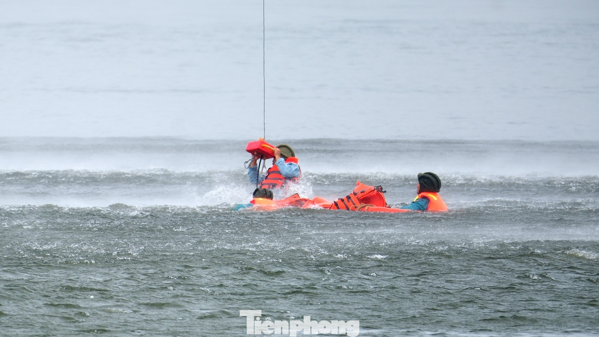 Ở nội dung thi tìm kiếm, cứu hộ - cứu nạn, trực thăng phải tiếp cận được vị trí của người bị nạn, quan trọng nhất là kỹ thuật bay treo, nhằm cố định trong không trung ở độ cao nhất định. Các phi công đã phải luyện tập kỹ thuật này trên mọi địa hình. Ở nội dung thi tìm kiếm, cứu hộ - cứu nạn, trực thăng phải tiếp cận được vị trí của người bị nạn, quan trọng nhất là kỹ thuật bay treo, nhằm cố định trong không trung ở độ cao nhất định. Các phi công đã phải luyện tập kỹ thuật này trên mọi địa hình.