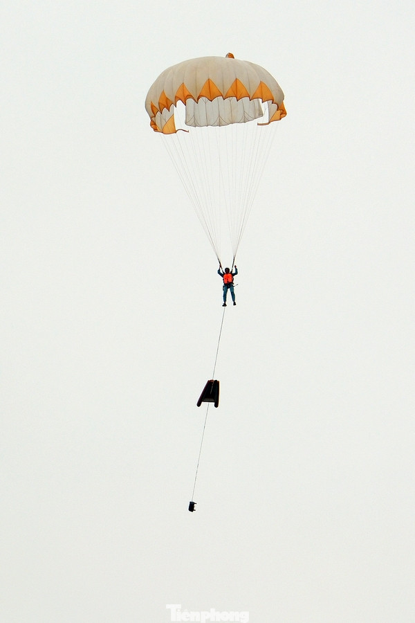 Phi công nhảy dù trong tình huống giả định máy bay gặp nạn. Phi công nhảy dù trong tình huống giả định máy bay gặp nạn.