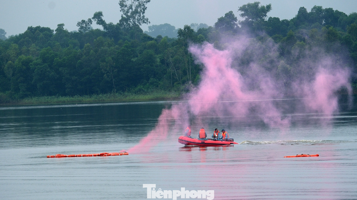 Sau khi cắt dây dù tiếp nước, phi công sử dụng các trang thiết bị tìm kiếm cứu nạn báo hiệu vị trí để trực thăng tới giải cứu. Sau khi cắt dây dù tiếp nước, phi công sử dụng các trang thiết bị tìm kiếm cứu nạn báo hiệu vị trí để trực thăng tới giải cứu.